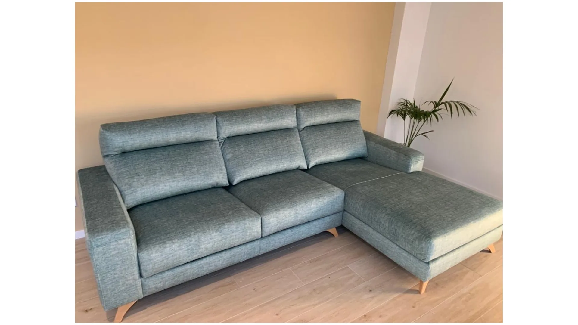 Sofá chaislongue Atenea de diseño moderno con patas altas y asientos extraíbles, personalizable en medida y tapizado.
