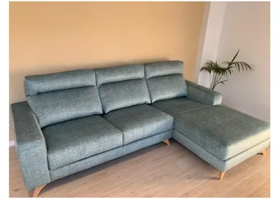 Sofá chaislongue Atenea de diseño moderno con patas altas y asientos extraíbles, personalizable en medida y tapizado.