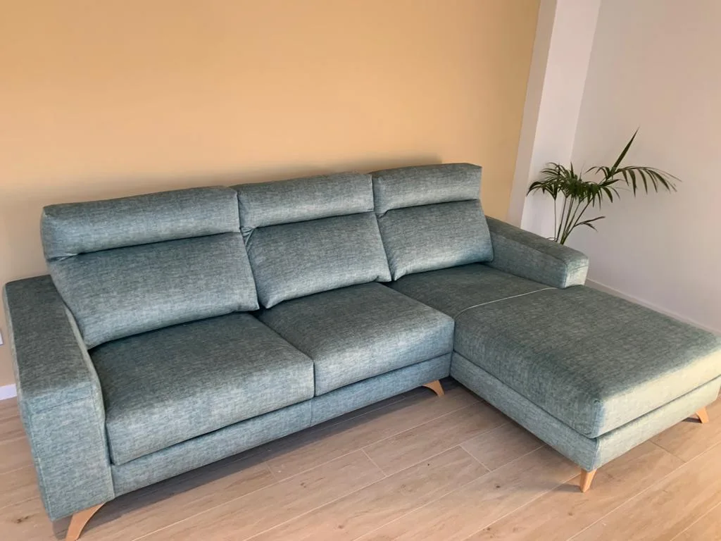 Sofá chaislongue Atenea de diseño moderno con patas altas y asientos extraíbles, personalizable en medida y tapizado.