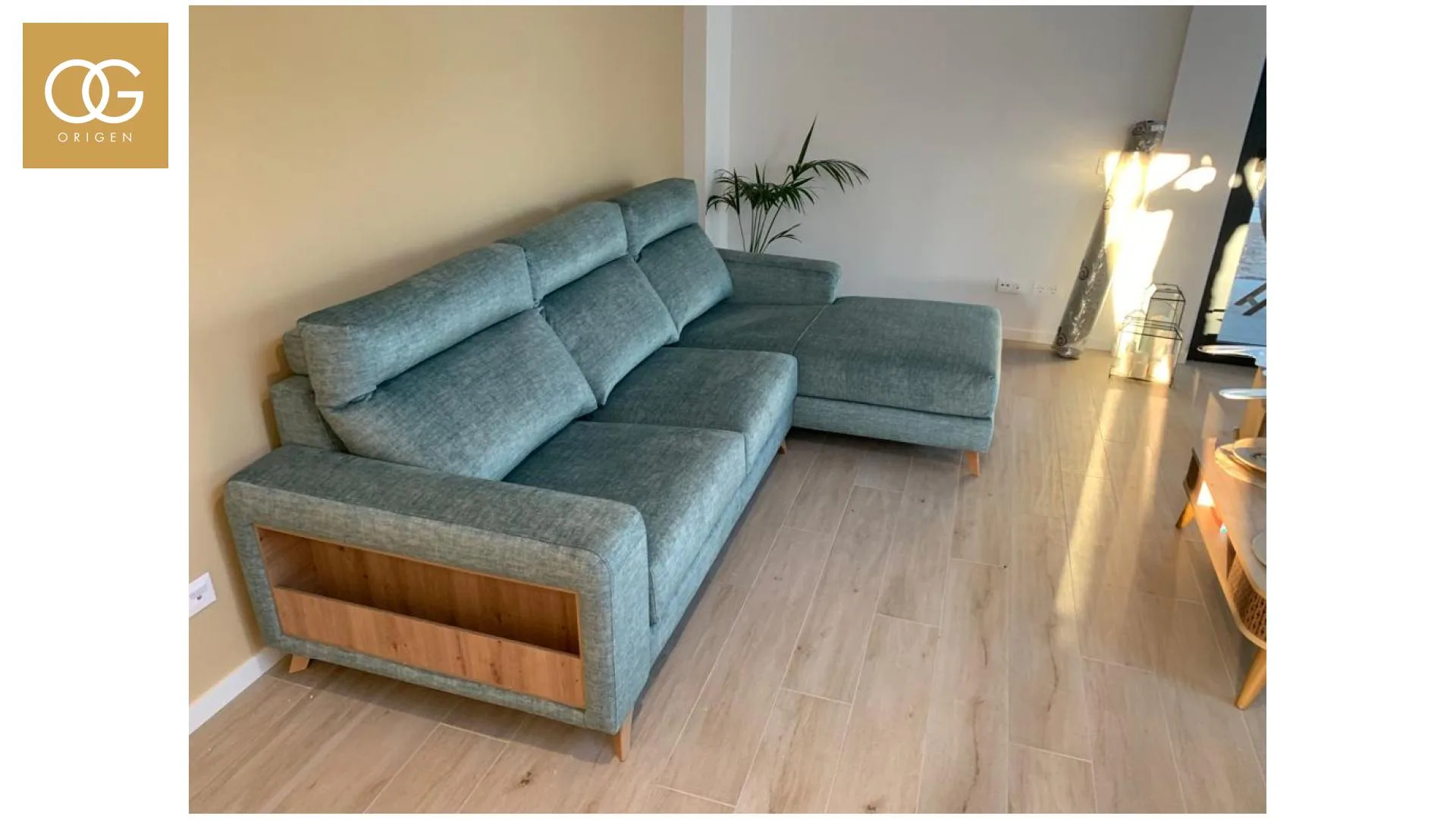 Sofá chaislongue Atenea con diseño moderno, patas altas y asientos extraíbles, personalizable en medidas y tapizado.