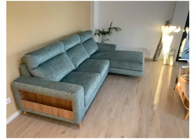 Sofá chaislongue Atenea con diseño moderno, patas altas y asientos extraíbles, personalizable en medidas y tapizado.