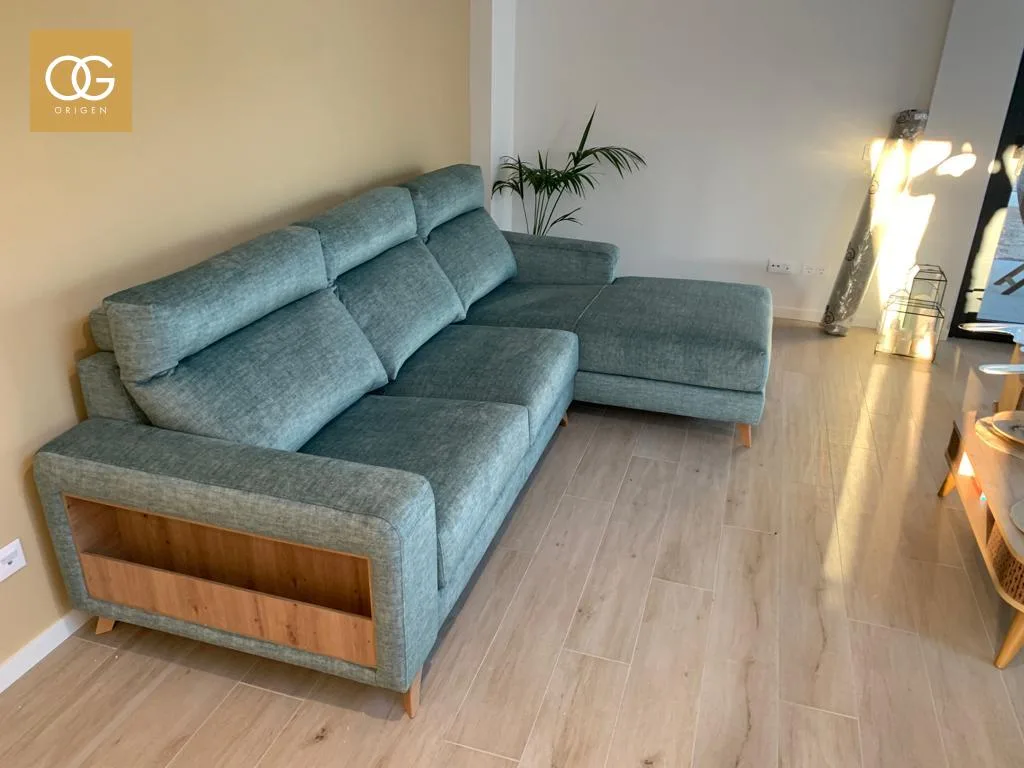 Sofá chaislongue Atenea con diseño moderno, patas altas y asientos extraíbles, personalizable en medidas y tapizado.