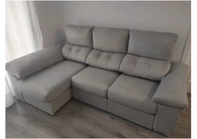 Sofá chaislongue Ares con asientos deslizantes, brazos con arcón y tapicería personalizable.