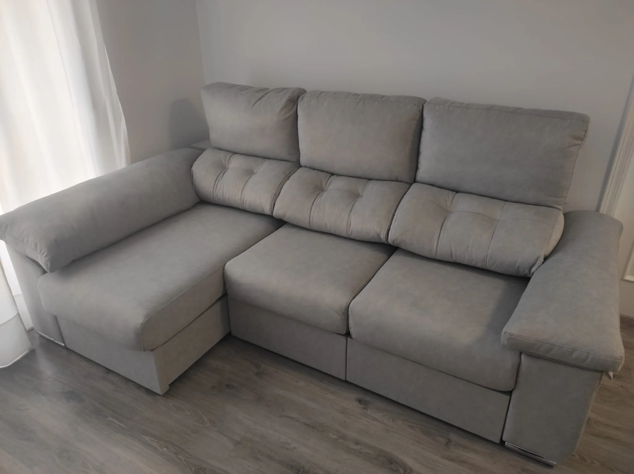 Sofá chaislongue Ares con asientos deslizantes, brazos con arcón y tapicería personalizable.