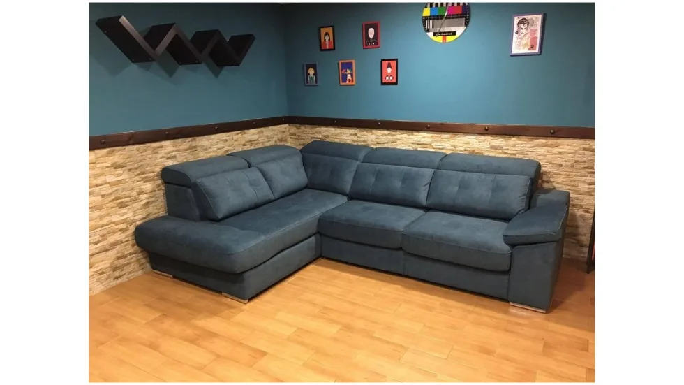 Rinconera Sératon con asientos deslizantes extralargos y diseño moderno en un salón acogedor.