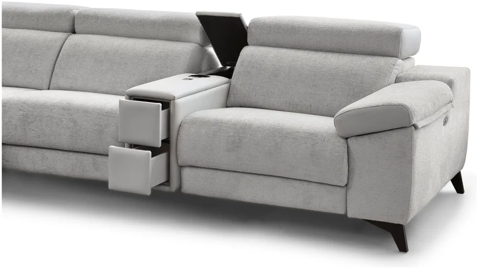 Sofá rinconera Titanium de diseño moderno con mecanismo relax y brazos con arcón en un salón elegante.